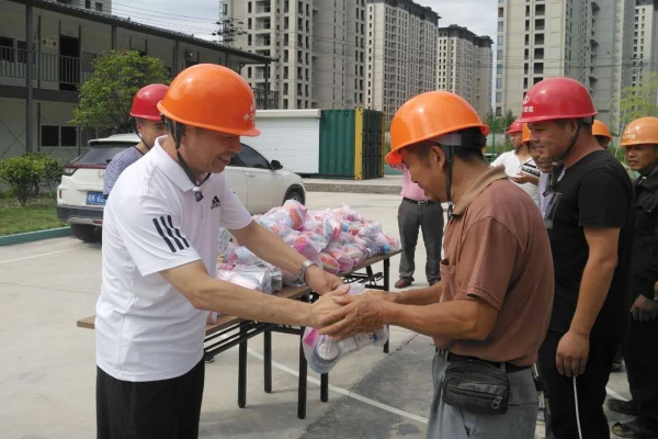 市建設(shè)局、市建筑業(yè)協(xié)會(huì)領(lǐng)導(dǎo)親臨現(xiàn)場慰問一線工人
